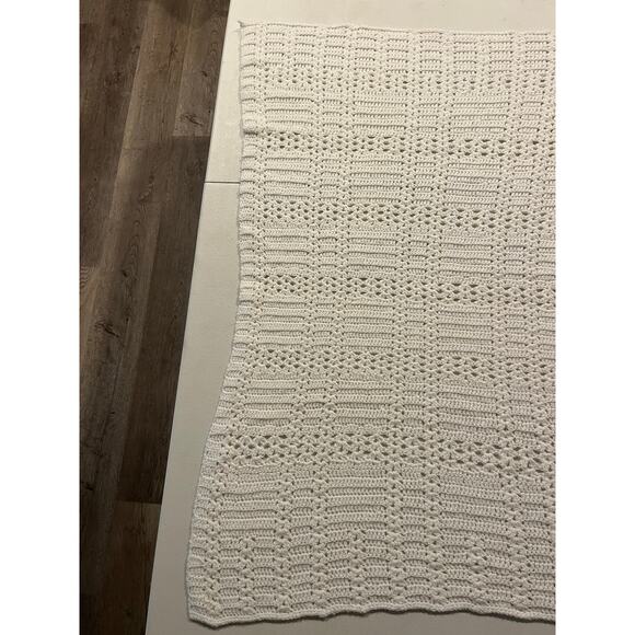 Hand crocheted heirloom blanket creamy white silver flecks Baby shower gift EUC - Picture 6 of 7